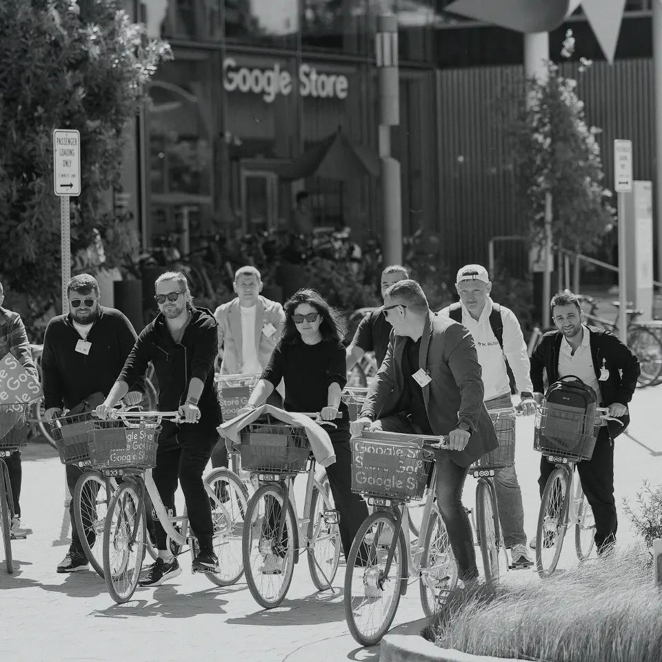 Люди едут по улице на велосипедах